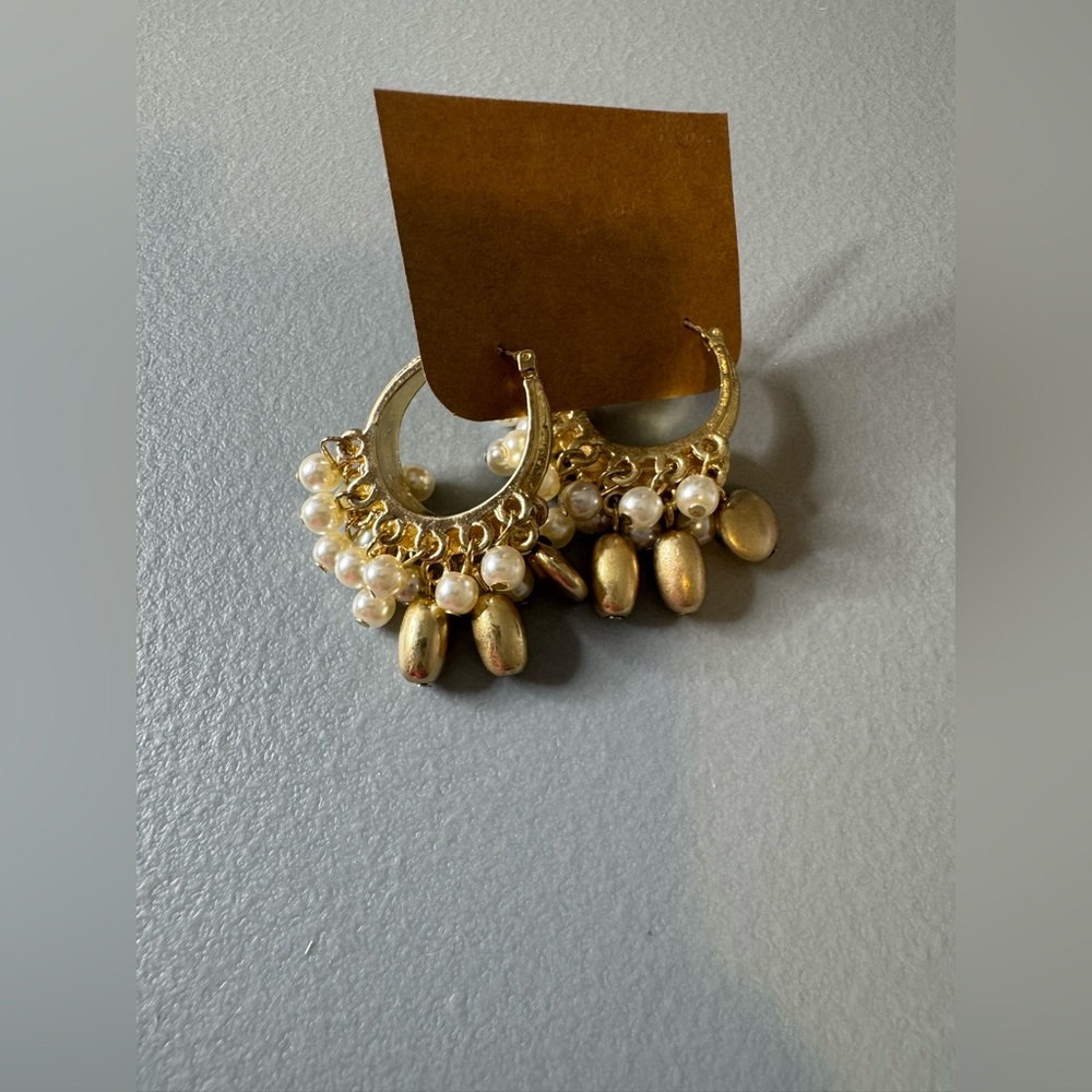 🛍️Any 5 items for $15 🛍️ Elegant Gold and Pearl Hoop Earrings